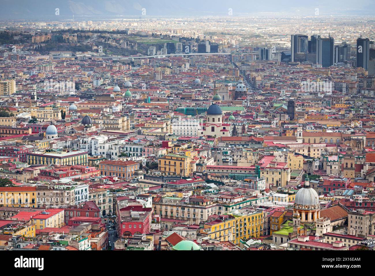 Aus der Vogelperspektive von Neapel in Italien mit seinen unzähligen Kuppeln der Kirchen (z. B. Santissima Trinità dei Pellegrini, Basilika dello Spirito Santo, S. Stockfoto