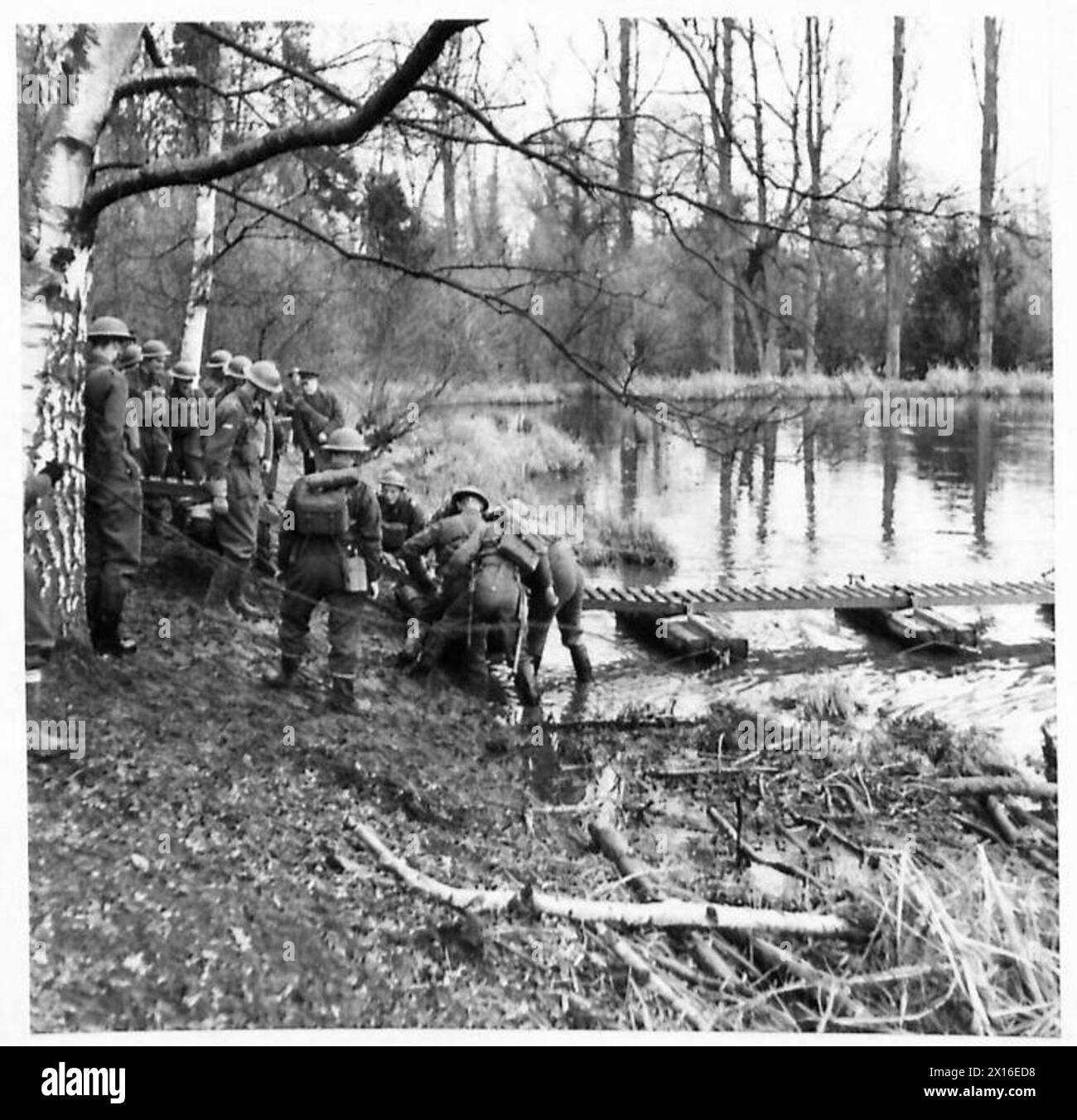 KRIEGSKORRESPONDENTEN BESUCHEN DAS ÖSTLICHE KOMMANDO - Eine Kapok-Brücke-Demonstration. Das Ende der Brücke wurde nach dem Start der British Army gesichert Stockfoto