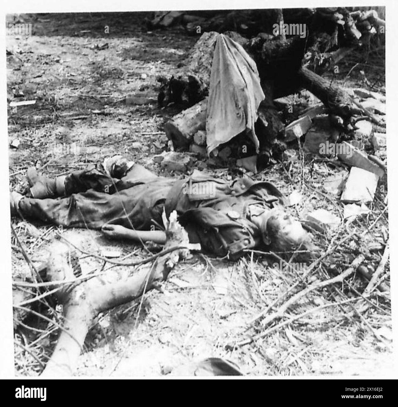 ACHTE ARMEE: SANTERNO BRÜCKENKOPF - Ein deutscher Scharfschütze, der im Vormarsch getötet wurde. Laut seinem Gehaltsbuch war er 16 Jahre alt Stockfoto