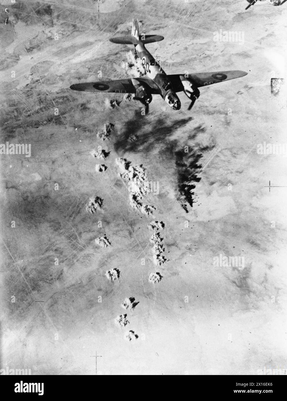 Martin Maryland 'O' von No. 21 Squadron SAAF flog über feindliche Ziele östlich von Sidi Rezegh, wo Fahrzeuge der 15. Und 21. Panzerdivision während der RAF-Operationen in Nordafrika von 1939 bis 1943 bombardiert wurden. Stockfoto