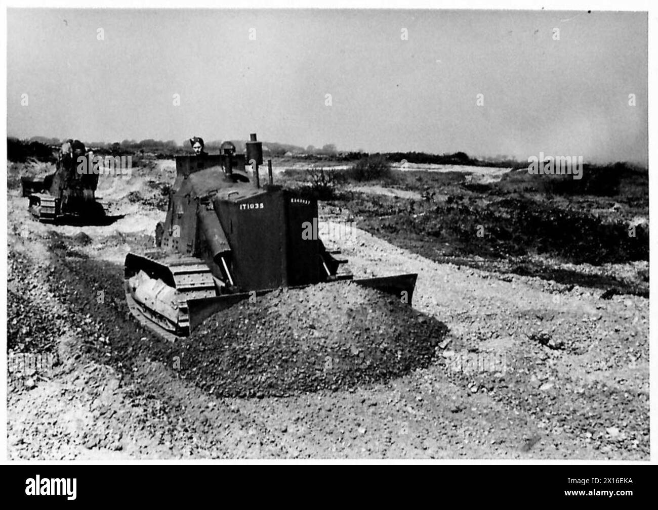 CHURCHILL PANZER UND HECKEN BEI ÜBUNG - Ein D.7 gepanzerter Bulldozer in Aktion, der Waste-Ground British Army ausgleicht Stockfoto