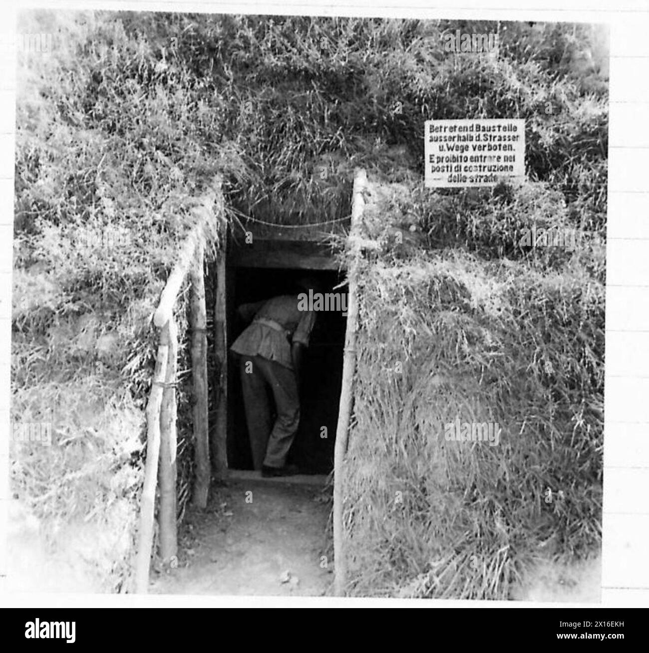 Ein typisches deutsches Einstiegsfeld auf der Gotischen Linie zeigt eine Warnung auf Deutsch und Italienisch während des Vormarsches der Achten Armee Stockfoto