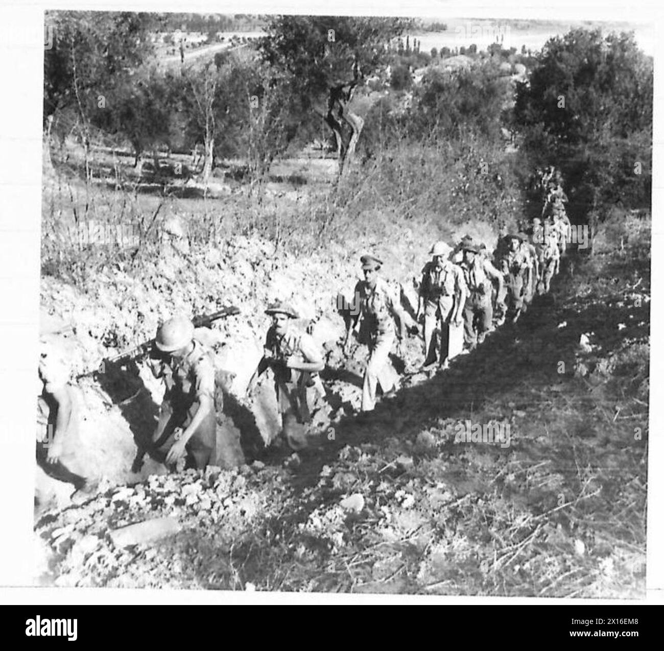 ACHTE ARMEE: VERSCHIEDENE Infanteristen der Royal Fusiliers schlängelten sich auf dem schwierigen, rauen Fußweg, der die unteren Hänge des Hügels hinaufführt, auf dem die Stadt Geramano British Army steht Stockfoto