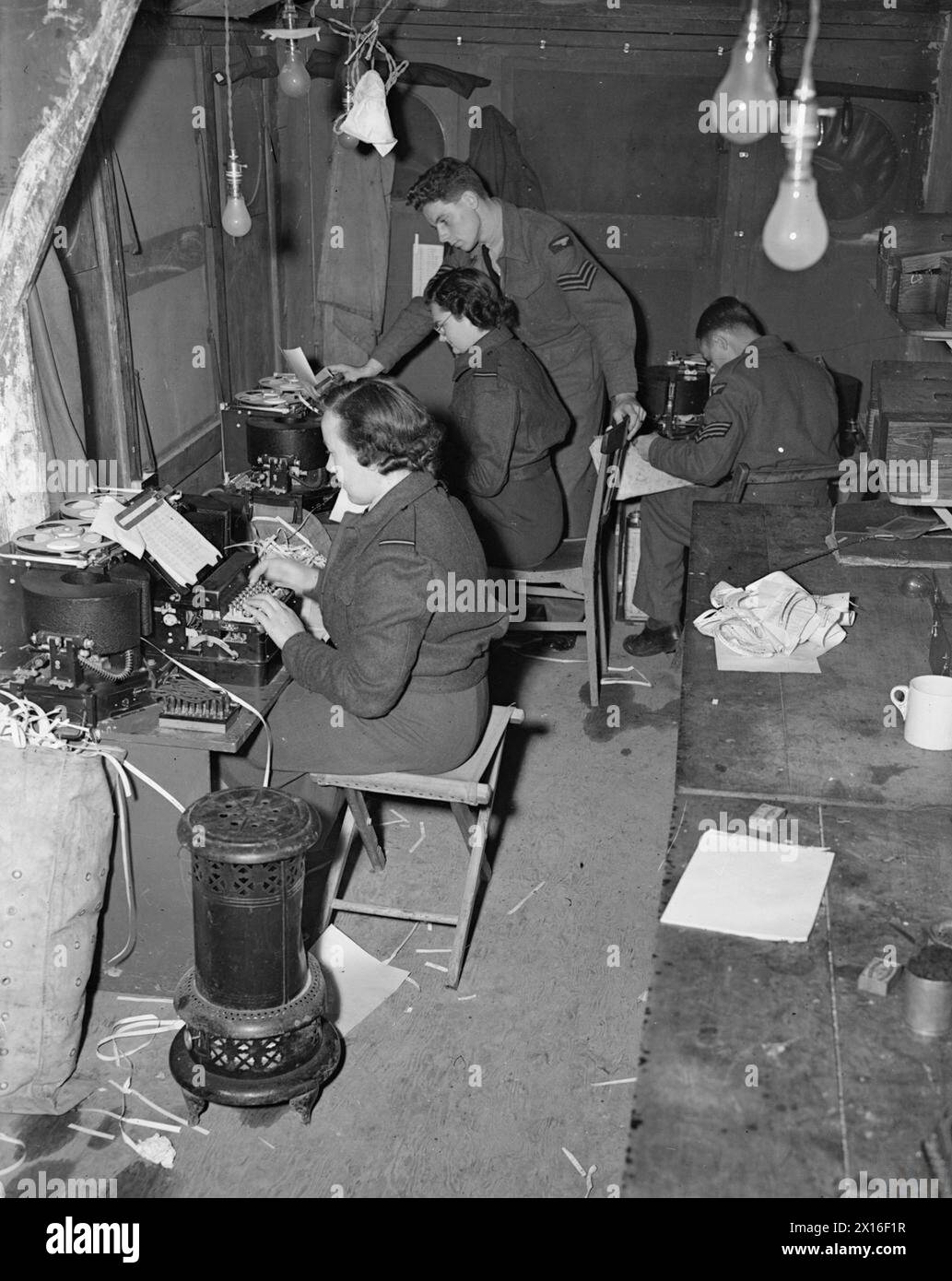 ROYAL AIR FORCE OPERATIONEN IM NAHEN OSTEN UND NORDAFRIKA, 1939-1943. - WAAF-Offiziere, die Typex Mark II-Verschlüsselungsmaschinen im Code and Cyphers Room im hinteren Hauptquartier bedienen, Mittelmeer Alliierte Luftstreitkräfte in Algier Mittelmeer Alliierte Luftstreitkräfte Stockfoto