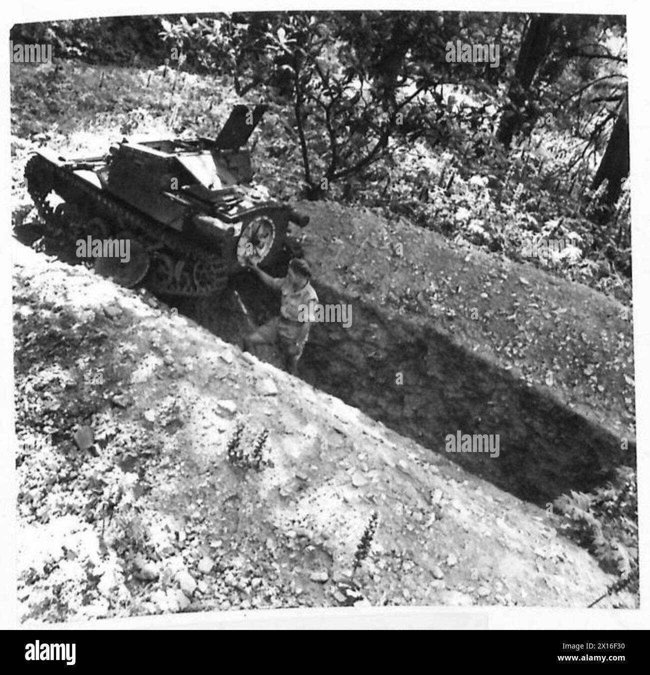 Foto eines zwei-Mann-Panzers, der auf dem Gelände der Deutschen Botschaft in Rom von britischen Armeepersonal zur Beerdigung vorbereitet wurde. Stockfoto