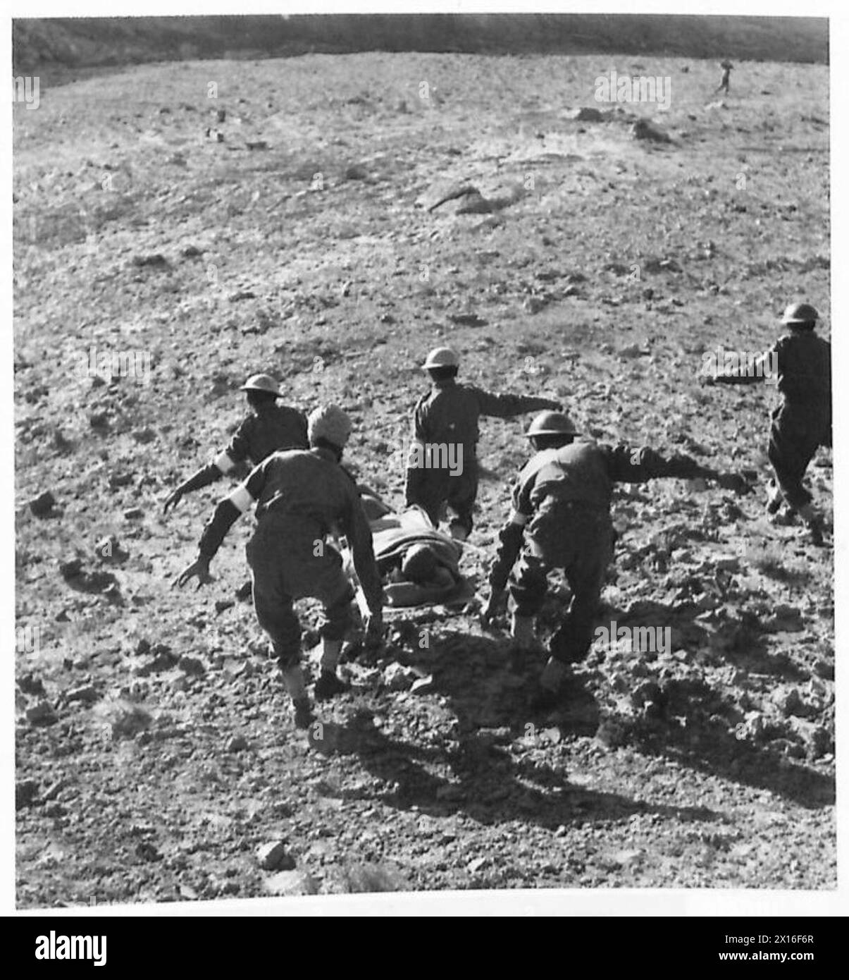 Ein Ambulanzwagen des Indischen medizinischen Dienstes bietet medizinische Unterstützung während eines Angriffs auf die tunesische Front und demonstriert die Arbeit des Dienstes. Stockfoto