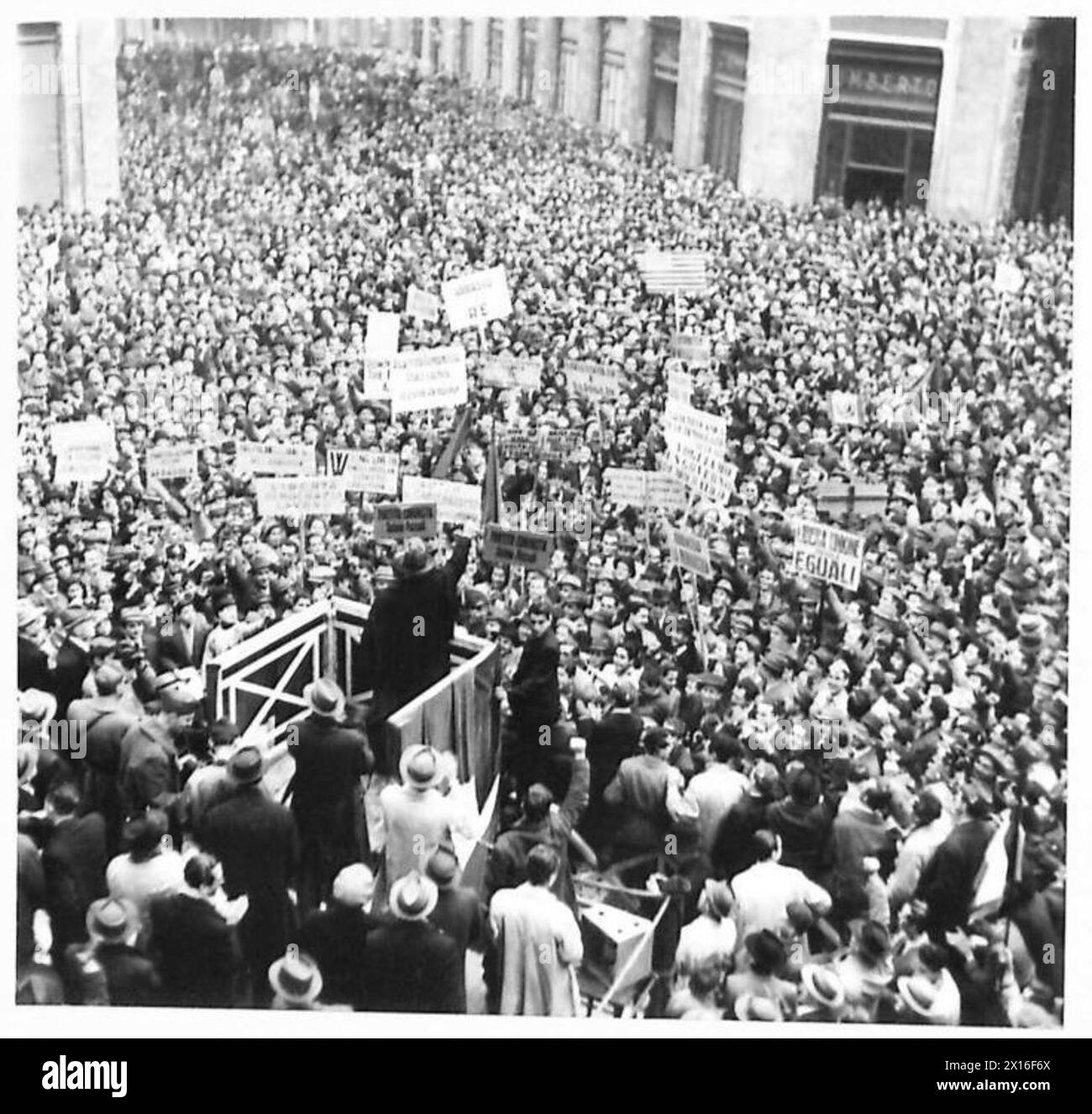 Die Menschenmassen versammeln sich und jubeln während eines politischen Treffens in Neapel. Stockfoto
