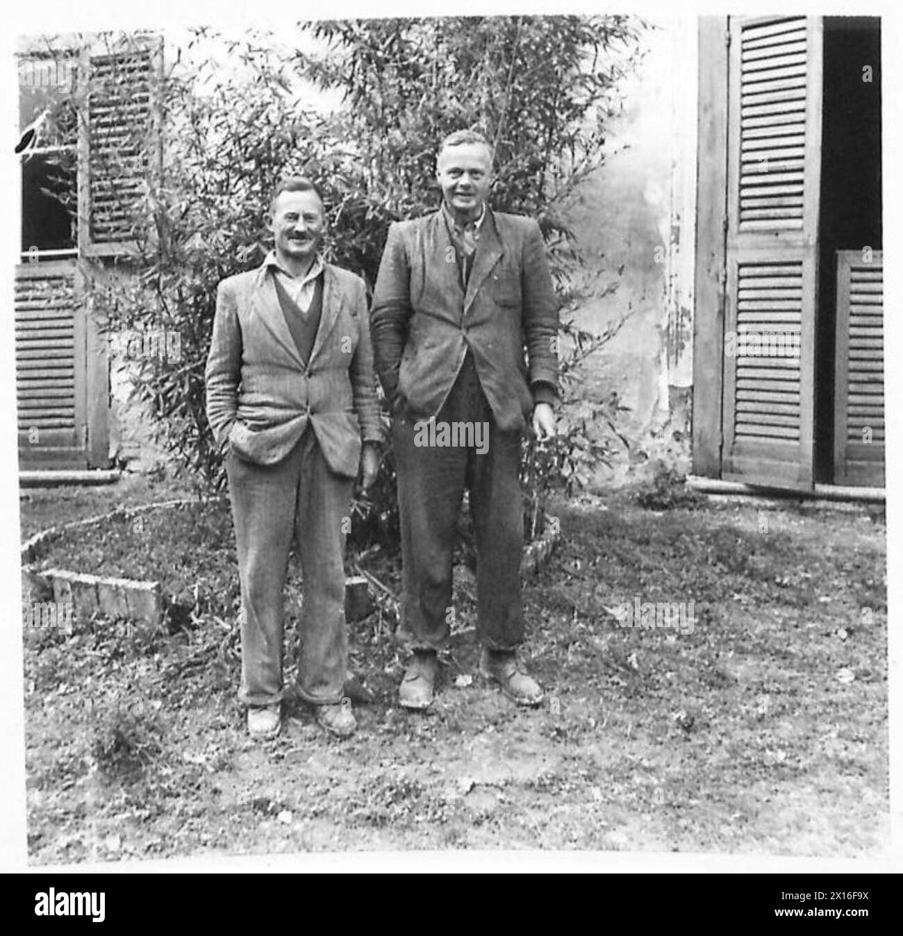 Zwei Brigadier, C.H. Boucher und G.F. Johnson, fotografierten in ziviler Kleidung kurz nachdem sie im Hauptquartier der 5. Division angekommen waren, nachdem sie während der Operationen der britischen Armee in Italien und Nordafrika aus den italienischen Kriegsgefangenenlagern geflohen waren. Stockfoto