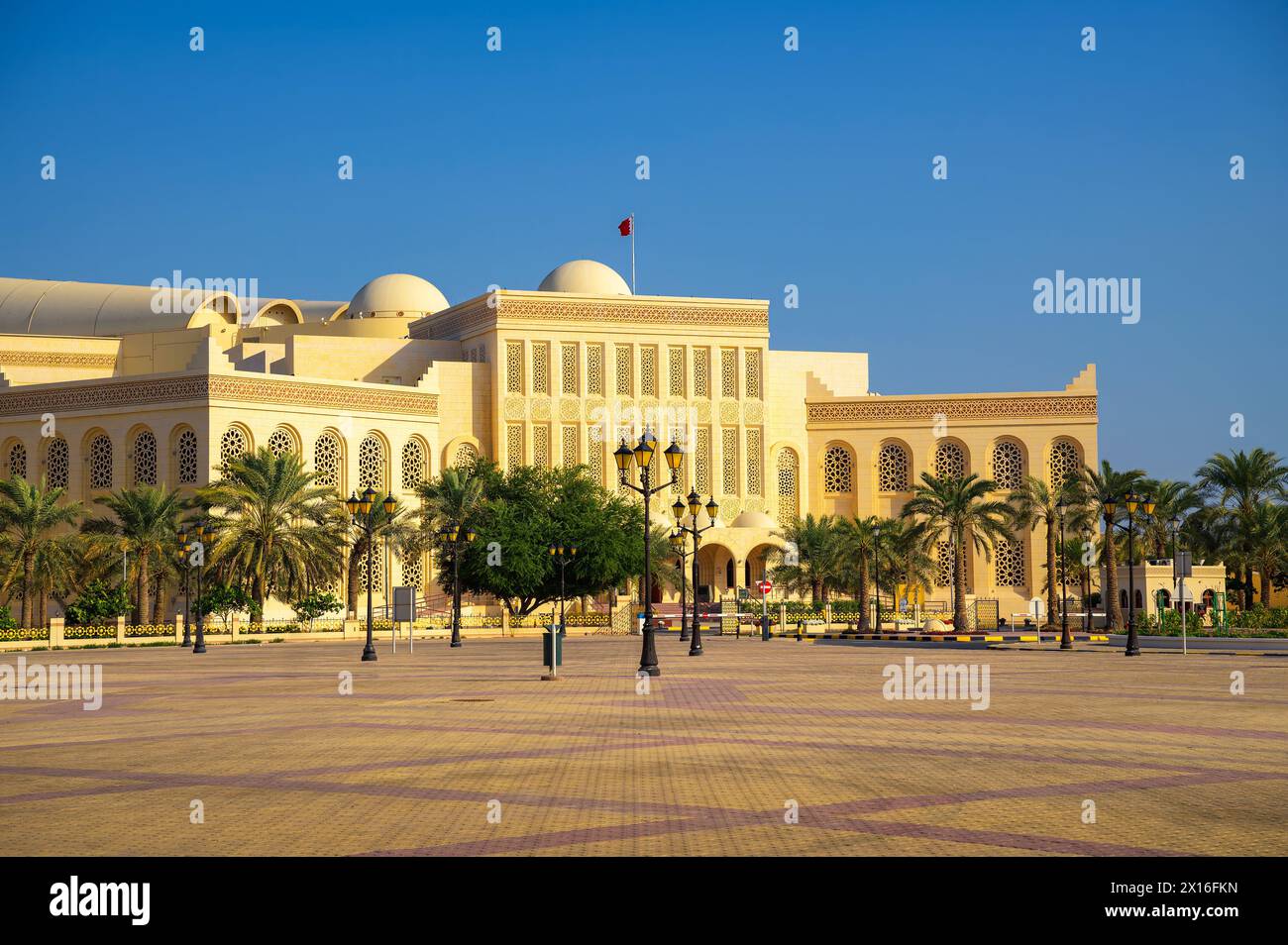 ISA Cultural Centre and plaza in Manama, Bahrain, mit Palmen Stockfoto