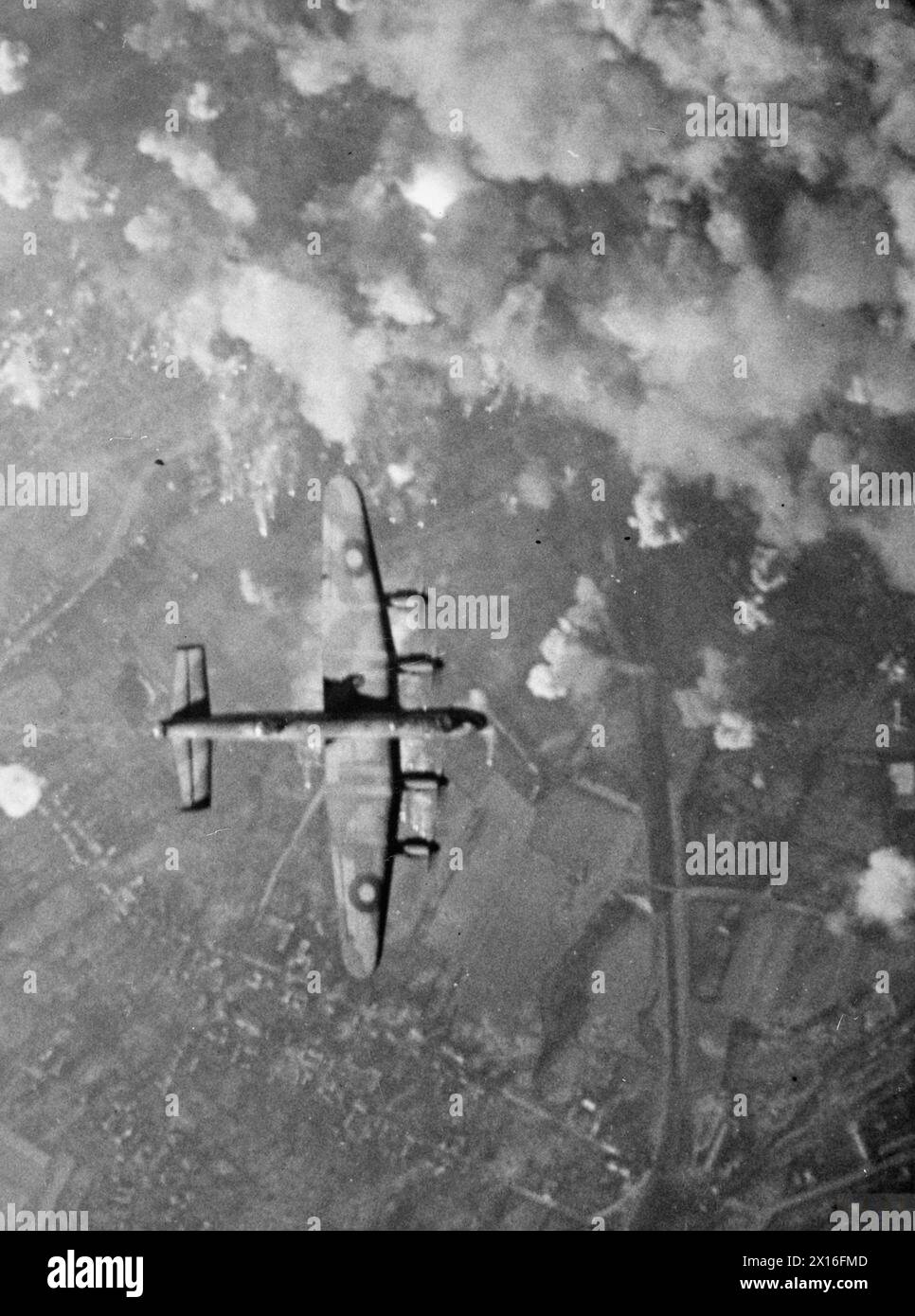 Ein Film aus dem Jahr 1942-1945 zeigt, wie das RAF Bomber Command Bahnhöfe in Rheydt angreift, mit 200 Avro-Lancastern und 11 de Havilland-Mücken der Gruppen 1, 3, 5 und 8. Bomben, einschließlich hochexplosiver und Brandbomben, treffen das Ziel bei Tageslicht. Stockfoto