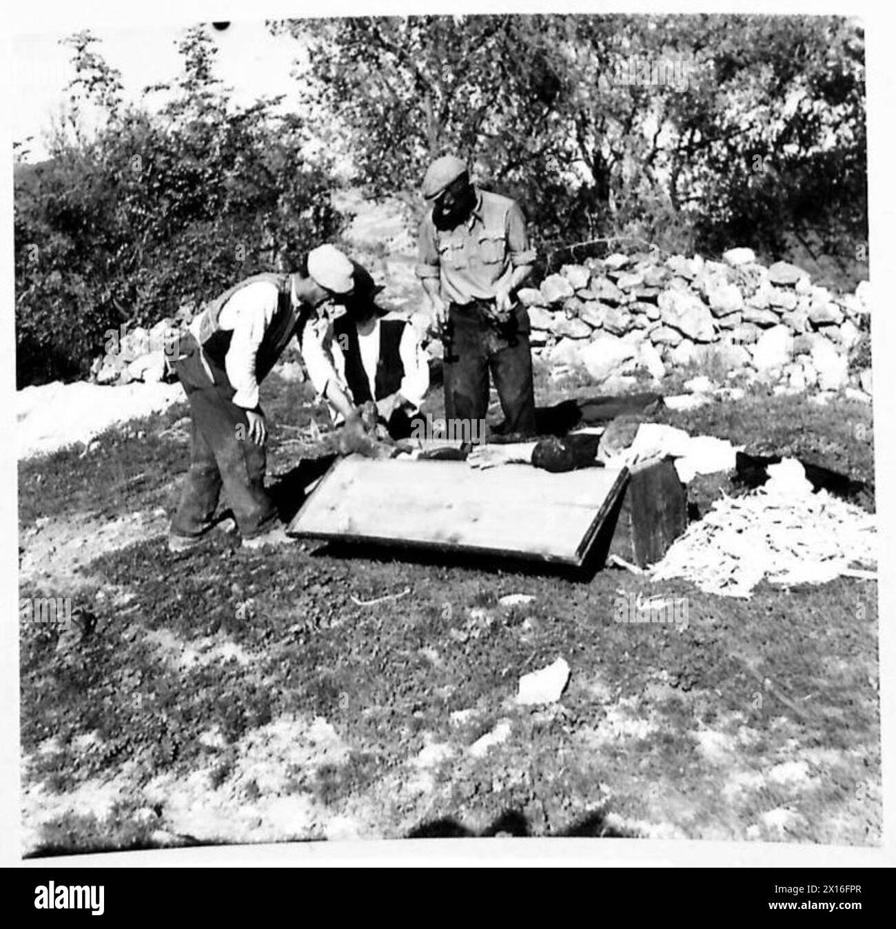 Eine ältere Italienerin, die auf ihrem Bauernhof von deutschen Mörsern getötet wurde, wird von Nachbarn während der Achten Armee in Italien begraben. Stockfoto