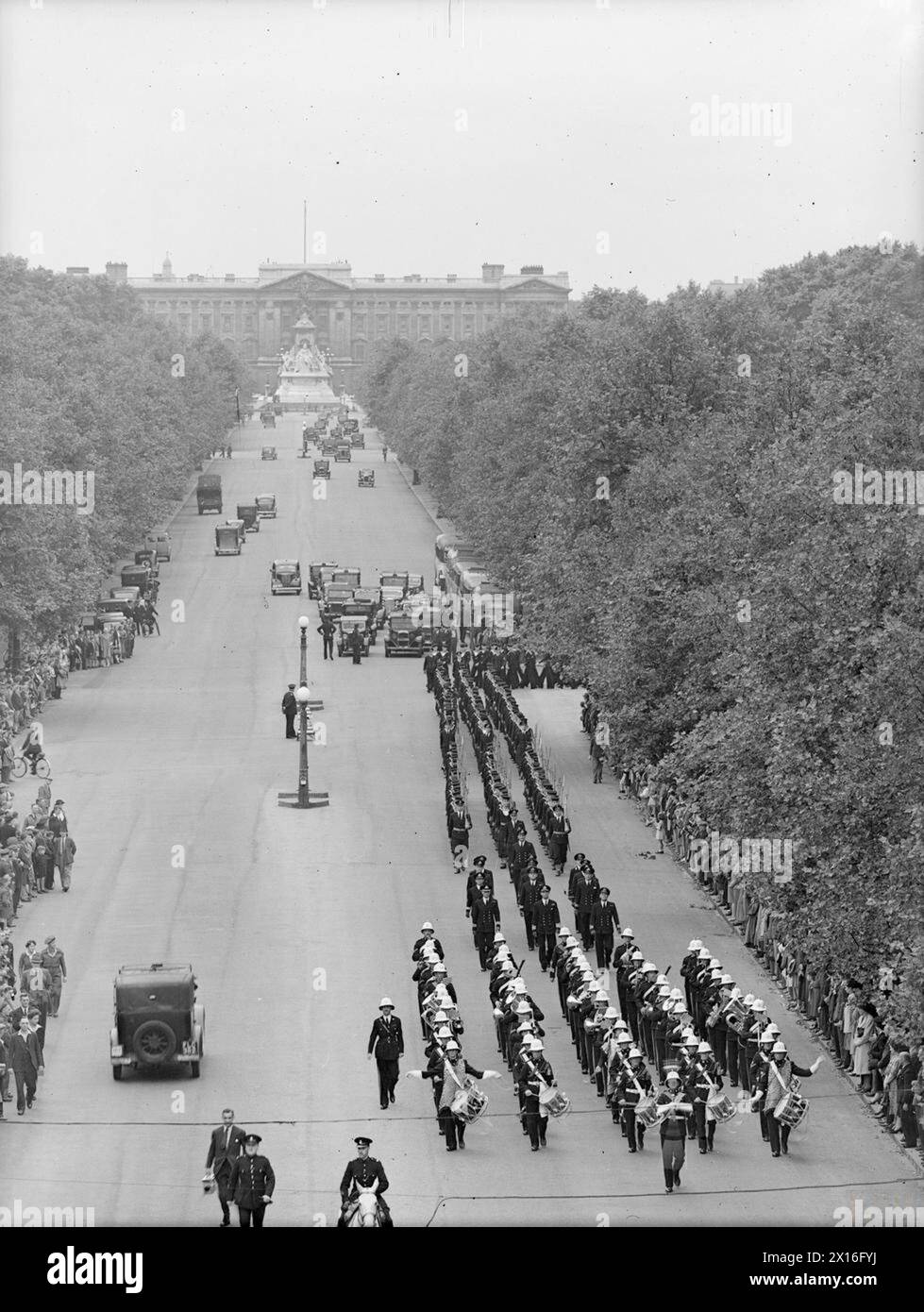 Offiziere und Männer der HMAS Australia marschieren am 17. Juli 1945 entlang der Mall in London, angeführt von der Royal Marine Band of Chatham Division, die Waltzing Matilda spielt. Stockfoto