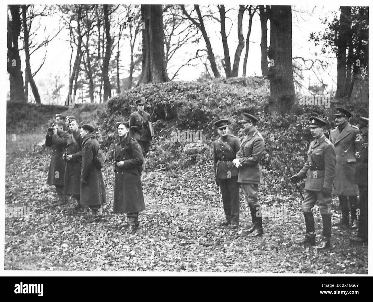 DER BESUCH DES DUKE OF GLOUCESTER IN EAST ANGLIA - H. H. beobachtet einen Scharfschützen beim Kurs der britischen Armee Stockfoto