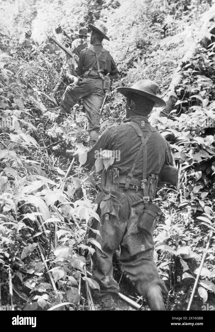 DIE BURMA-KAMPAGNE, 1942-1945 - Ein Teil der Royal Garhwal Rifles auf einer Aufklärungspatrouille im Dschungel, 1944 Indische Armee, 18. Royal Garhwal Rifles [neuer Begriff] Stockfoto