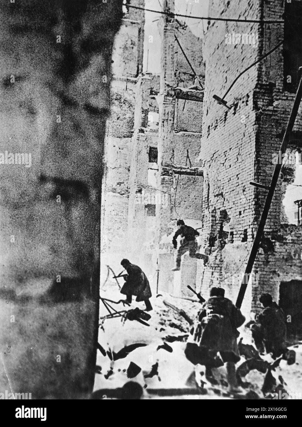 DIE SCHLACHT VON STALINGRAD, AUGUST 1942 bis FEBRUAR 1943: Sowjetische Infanterie im Einsatz in den Ruinen der Roten Armee Stalingrads Stockfoto