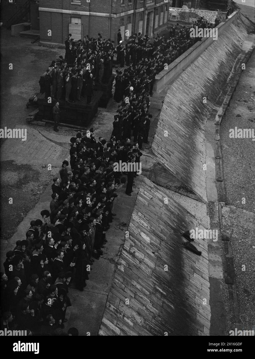 DIE SCHWIERIGSTE U-BOOT-HEIMAT NACH JAHRELANGEM ERFOLGREICHEN DIENST IM MITTELMEER. AM 4. MÄRZ 1943 WURDE KEIN BRITISCHES U-BOOT ERBARMUNGSLOSER GEJAGT ALS DIE HMS TAKU (COMMANDER LT A J W PITT, RN), NACHDEM SIE EIN GROSSES VERSORGUNGSSCHIFF VOR DER NORWEGISCHEN KÜSTE TORPEDIERT HATTE. SIE MUSSTE VIER STUNDEN LANG AUF DEM MEERESBODEN LIEGEN, WÄHREND DER FEIND „EINE PERFEKTE LAWINE VON TIEFENLADUNGEN“ NIEDERREGNET. IHRE LETZTE FLUCHT FAND IN DER ÄGÄIS STATT, WO SIE BIS AUF EINE HALBE STUNDE AN DER OBERFLÄCHE, ALS DER KAPITÄN DEN LÄRM DER GEBLÄSE NICHT RISKIEREN KONNTE, UM DIE LUFT IM U-BOOT ZU BEFREIEN, SUBMERG BLEIBEN MUSSTE Stockfoto