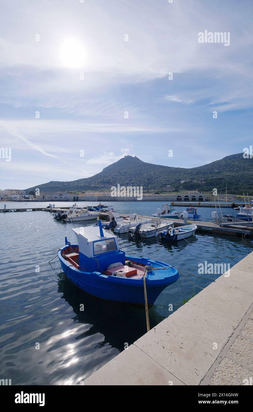 Italien, sizilien, mittelmeer, Ägadische Inseln, Favignana; 21. März 2024, Fischerboote im Hafen und Thunfischfabrik - EDITORIAL Stockfoto