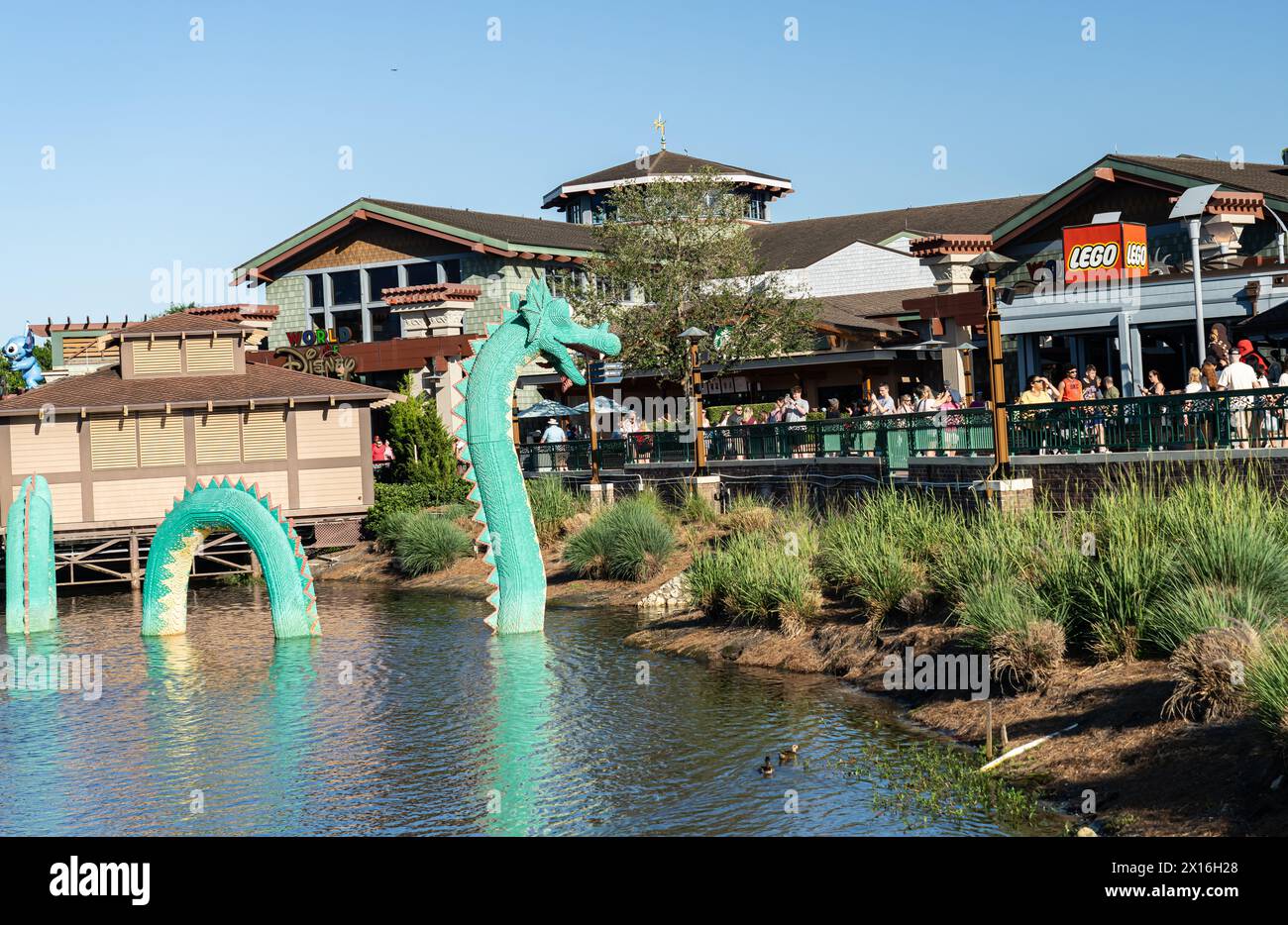 Orlando, Florida: Disney Springs Shopping Mall am Lake Buena Vista. Drache aus Lego Stockfoto