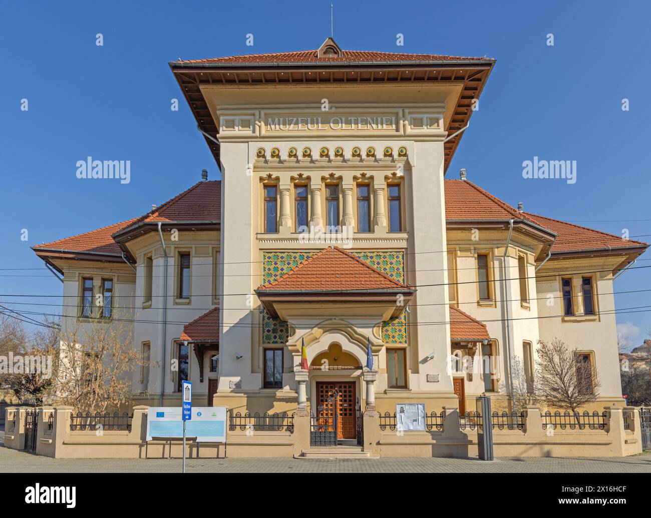Craiova, Rumänien - 16. März 2024: Vorderansicht des Oltenia Museum of History and Archaeology Building in Madona Dudu Street sonniger Frühlingstag. Stockfoto