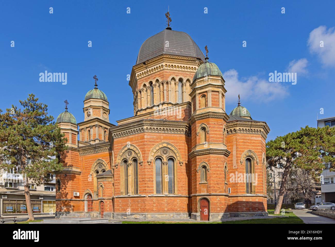 Craiova, Rumänien - 16. März 2024: Orthodoxe Kirche St. Elias im Stadtzentrum am sonnigen Frühlingstag. Stockfoto