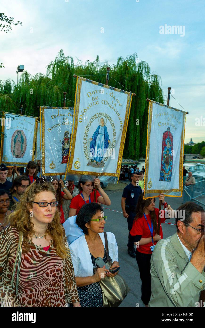 Paris, Frankreich, Menschenmassen, Marsch, Katholische Feiertage Tradition, Tag der Himmelfahrt Jungfrau Maria, 15. August, Prozession Notre Dame, Stockfoto