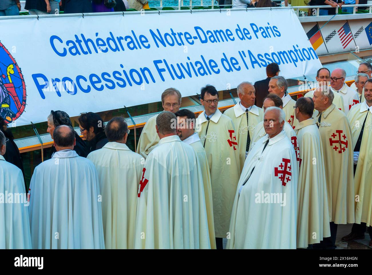 Paris, Frankreich, Menschenmassen, Marsch, Katholische Feiertage Tradition, Tag der Himmelfahrt Jungfrau Maria, 15. August, Prozession Notre Dame, Stockfoto