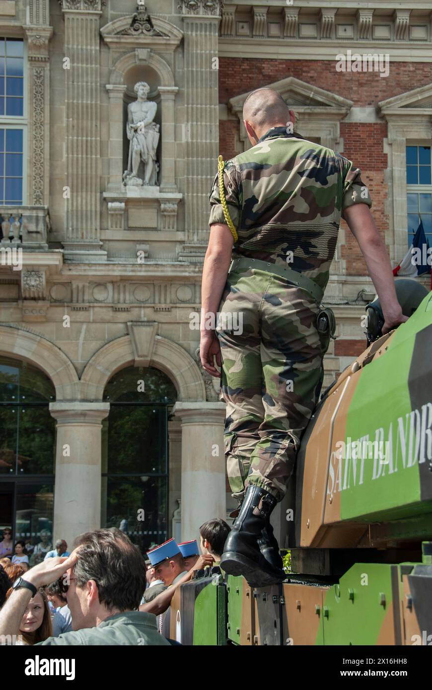 Paris, Frankreich, französischer Soldat, von hinten, auf der Panzerstraße stehen, öffentliche Veranstaltungen, Nationalfeiertag, Bastille-Tag, 14. Juli, Mitarbeiter Treffen Stockfoto