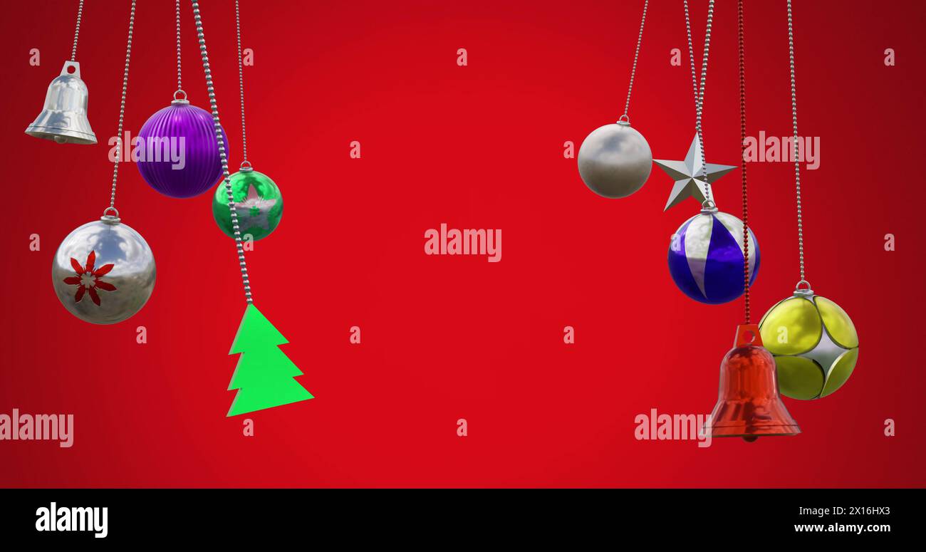 Bild von Baum, Glocke, Stern und Kugeln, die vor rotem Hintergrund schwingen Stockfoto