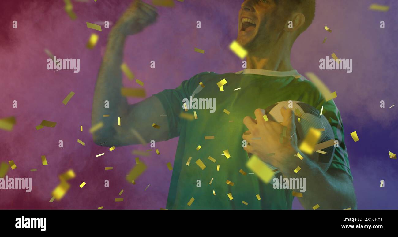 Bild von goldenem Konfetti über jubelnden männlichen Fußballfan in grünem Hemd, der Ball hält Stockfoto