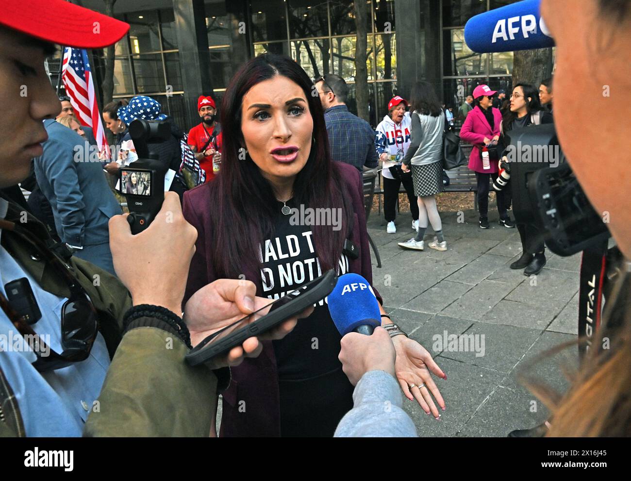 New York, Usa. April 2024. Donald Trump Unterstützerin und politische Aktivistin Laura Loomer spricht vor dem Strafgericht von Manhattan, als der ehemalige Präsident am Montag, den 15. April 2024, zum ersten Tag seines Strafprozesses in New York eintrifft. Trump, der erste ehemalige Präsident, der wegen Strafanzeige vor Gericht gestellt wurde, wird wegen Fälschung von Geschäftsunterlagen in 34 Fällen angeklagt, um angeblich geheime Geldzahlungen an den Erwachsenenfilmstar Stormy Daniels im Jahr 2016 zu decken. Foto: Louis LanzanoUPI Credit: UPI/Alamy Live News Stockfoto