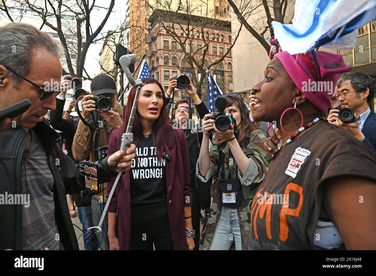 New York, Usa. April 2024. Donald Trump Unterstützerin und politische Aktivistin Laura Loomer streitet mit Anti-Trump-Demonstranten vor dem Strafgericht von Manhattan, als der ehemalige Präsident am Montag, den 15. April 2024, zum ersten Tag seines Strafprozesses in New York eintrifft. Trump, der erste ehemalige Präsident, der wegen Strafanzeige vor Gericht gestellt wurde, wird wegen Fälschung von Geschäftsunterlagen in 34 Fällen angeklagt, um angeblich geheime Geldzahlungen an den Erwachsenenfilmstar Stormy Daniels im Jahr 2016 zu decken. Foto: Louis LanzanoUPI Credit: UPI/Alamy Live News Stockfoto