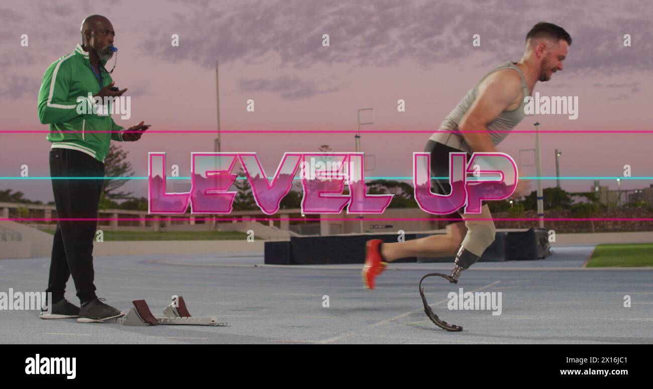 Bild von Level-up-Text bei birassischem Sportler mit Beinprothesen Stockfoto