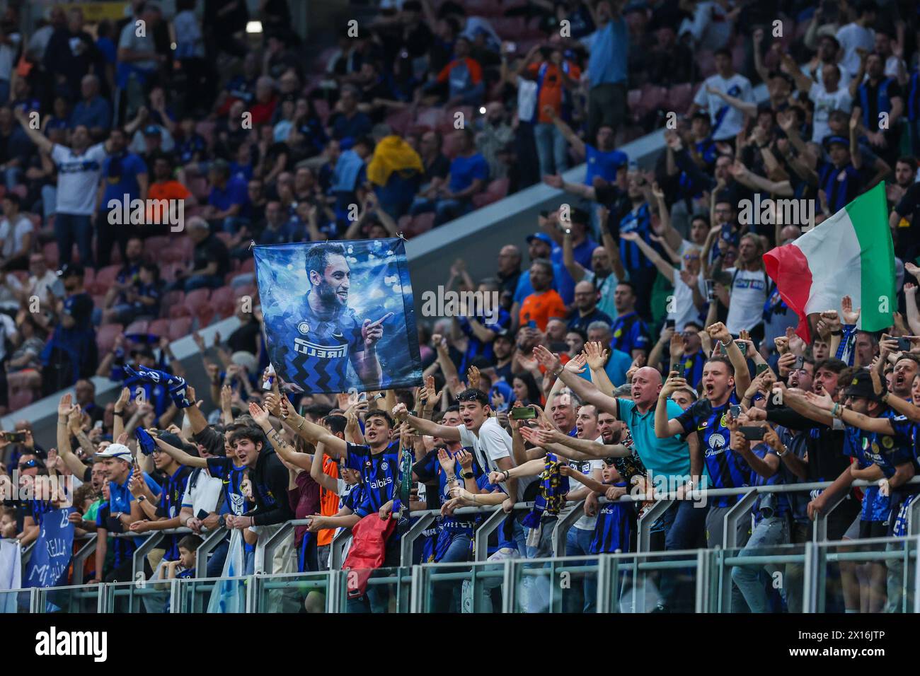 Mailand, Italien. April 2024. Fans des FC Internazionale, die während des Fußballspiels der Serie A 2023/24 zwischen dem FC Internazionale und Cagliari Calcio im Giuseppe Meazza Stadion zu sehen waren. Endstand; Inter 2:2 Cagliari. (Foto: Fabrizio Carabelli/SOPA Images/SIPA USA) Credit: SIPA USA/Alamy Live News Stockfoto