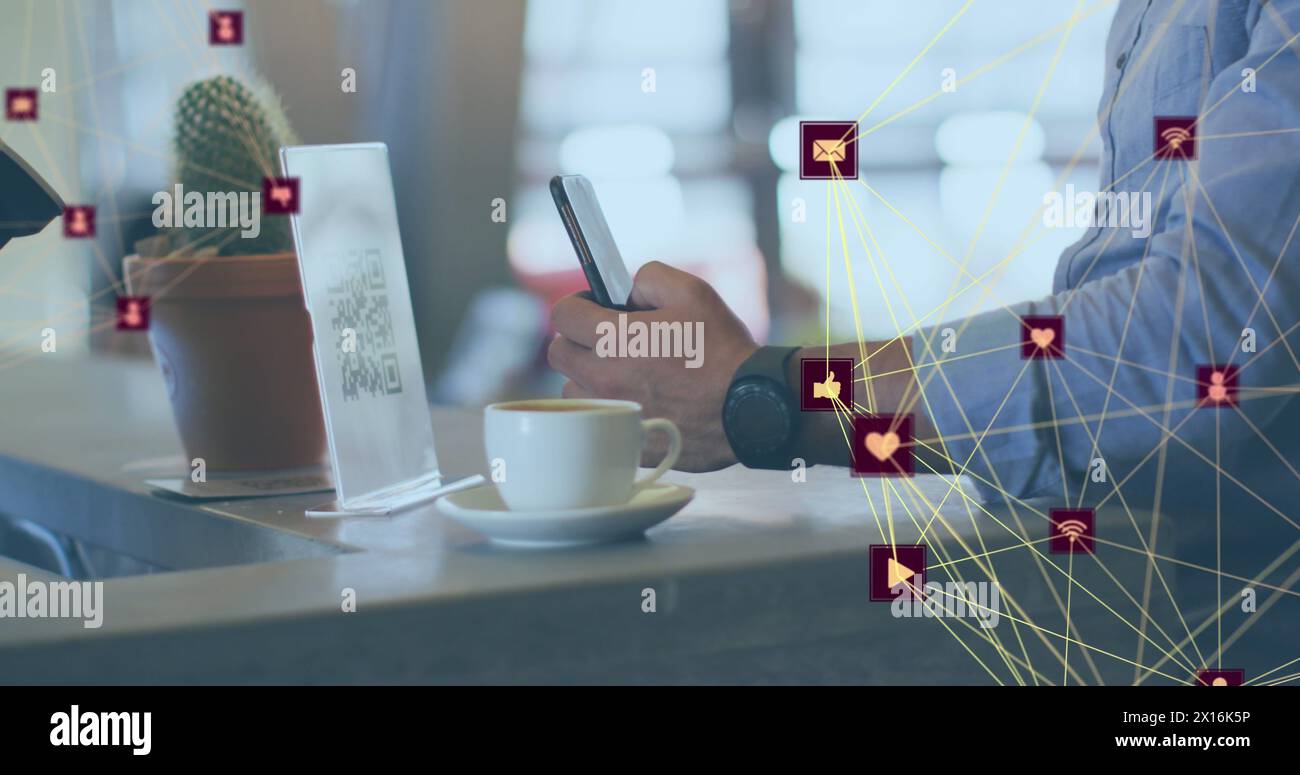 Abbildung des Netzwerks von Verbindungen mit Symbolen über dem kaukasischen Mann, der qr-Code scannt Stockfoto