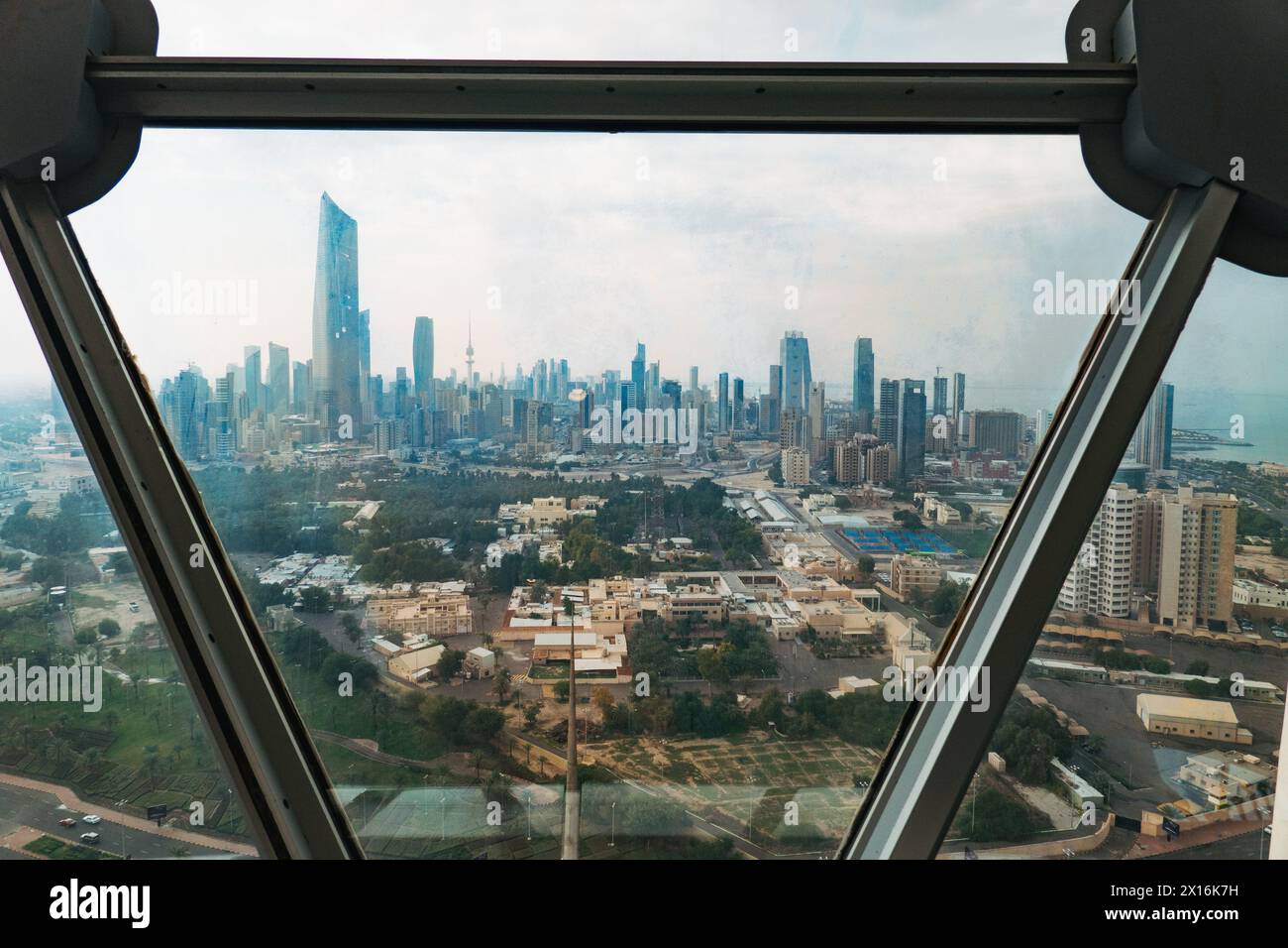 Blick auf die untere Sphäre und die Skyline der Stadt von der öffentlichen Aussichtsplattform Kuwait Towers, Kuwait City Stockfoto