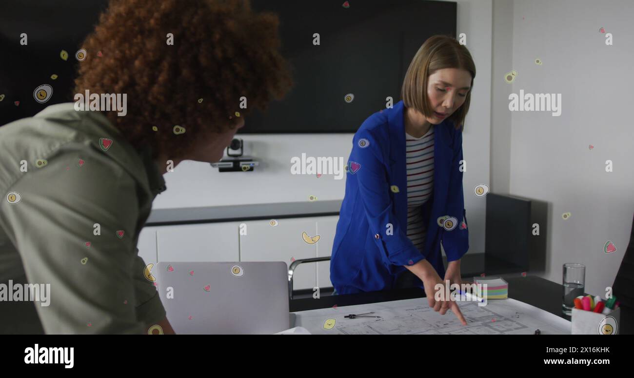 Bild von Ikonen, die über verschiedenen Geschäftsleuten im Büro schweben Stockfoto