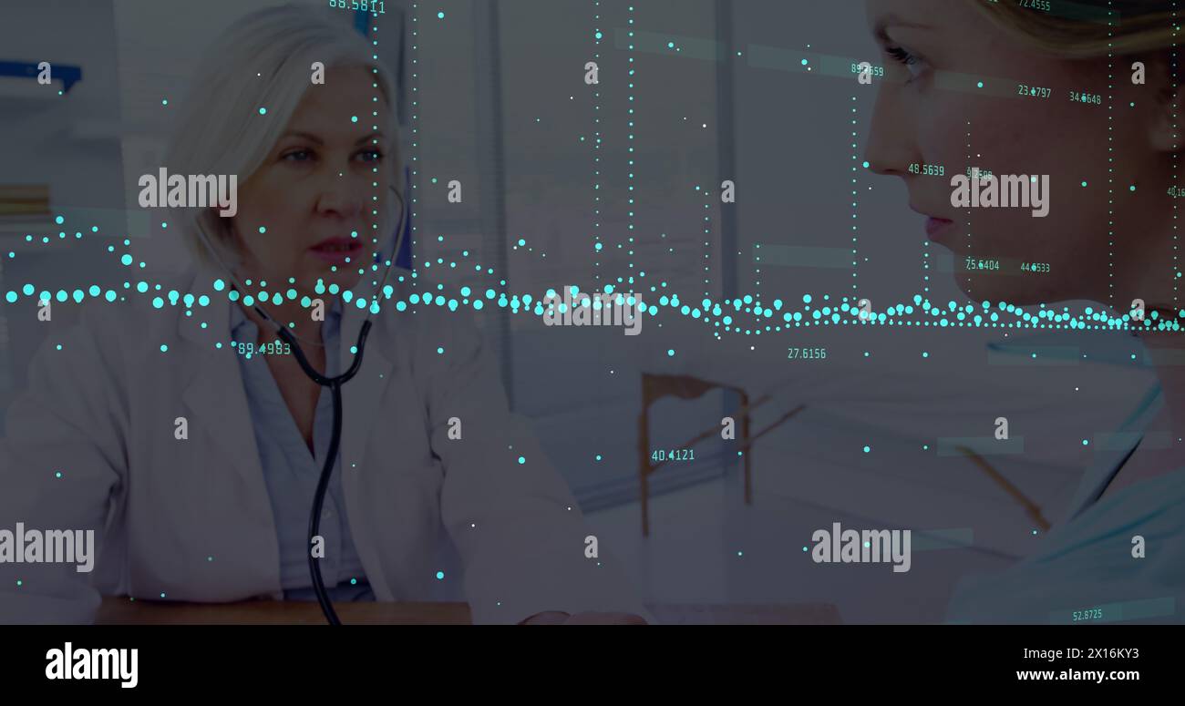 Bild der Datenverarbeitung über kaukasische Ärztin mit Patientengespräch Stockfoto