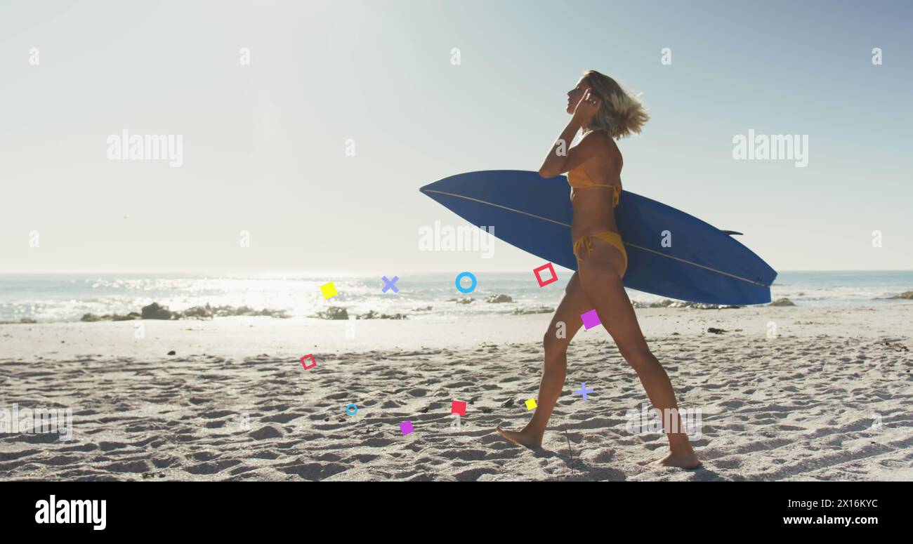 Bild von Formen, die über einer kaukasischen Frau mit Surfbrett am Strand erscheinen Stockfoto