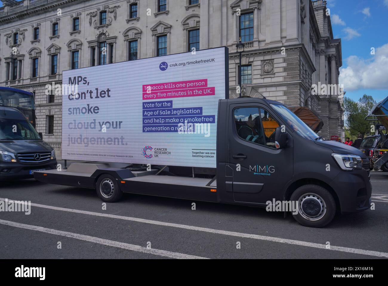 London 15 April 2024 . Ein Van trägt eine Werbung vor dem Parlament mit der Nachricht „Parlamentsabgeordnete lassen Sie nicht rauchen, um Ihr Urteil zu trüben“ von Cancer Research. Am Dienstag werden die Abgeordneten Pläne für strenge Anti-Tabak-Gesetze diskutieren, da die Regierung die erste rauchfreie Generation Großbritanniens in eine große öffentliche Gesundheitsintervention einbringen will. Jeder, der in diesem Jahr 15 wird, wird unter dem Tobacco and Vapes Bill verboten, Zigaretten zu kaufen. was Vapes auch für Kinder weniger attraktiv macht.Credit: amer ghazzal/Alamy Live News Stockfoto