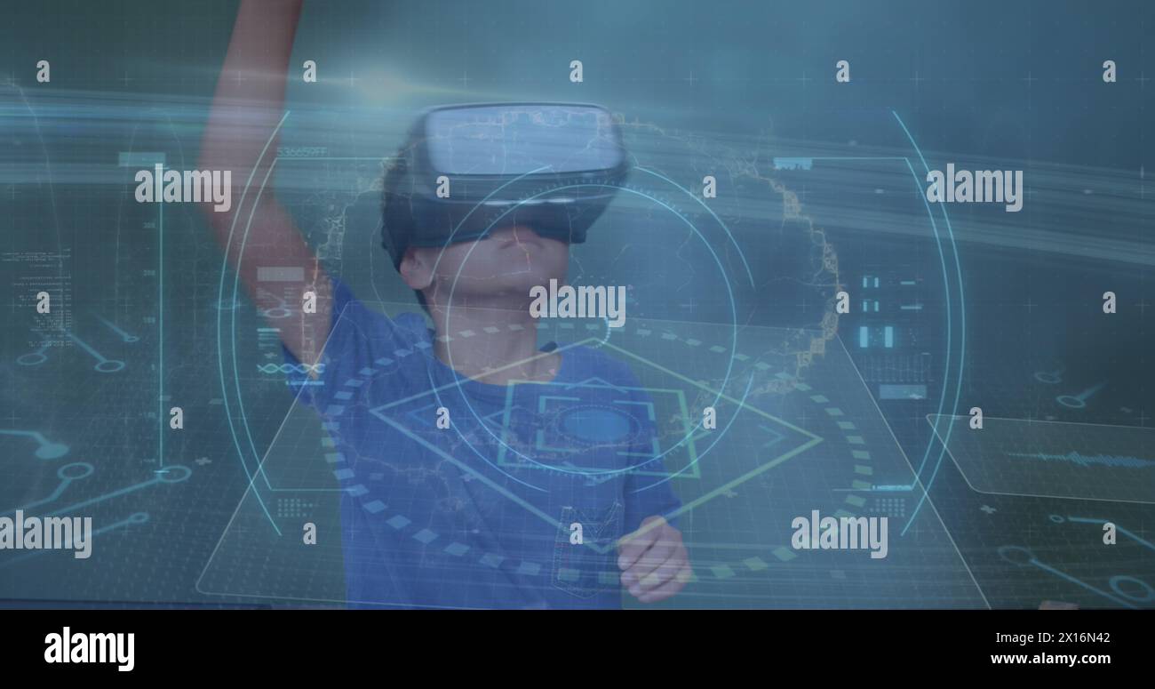 Bild der Infografik-Schnittstelle und Zellen über dem kaukasischen Jungen, der mit Virtual-Reality-Headset spielt Stockfoto