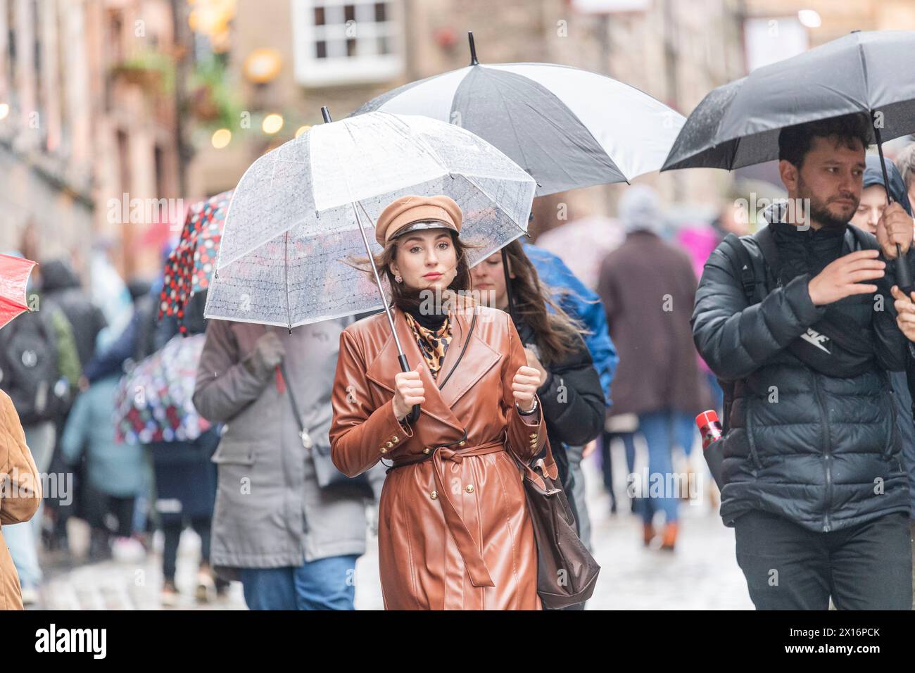 Öffentliche Szenen in Edinburgh, da Teile des Landes unter einer gelben Warnung für Regenfälle nach Sturm Kathleen stehen. Quelle: Euan Cherry Stockfoto