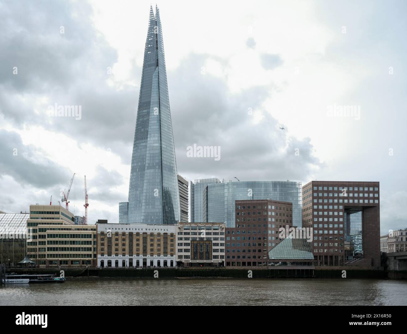 Der Shard, auch Shard London Bridge und früher London Bridge Tower genannt, ist ein pyramidenförmiges 72-stöckiges, gemischtes Gebäude Stockfoto