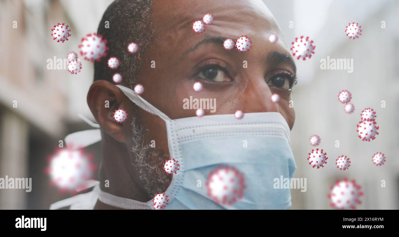 Ein schwarzer Mann, der in der Stadt herumläuft und eine Gesichtsmaske trägt, um sich vor Luftverschmutzung zu schützen Stockfoto