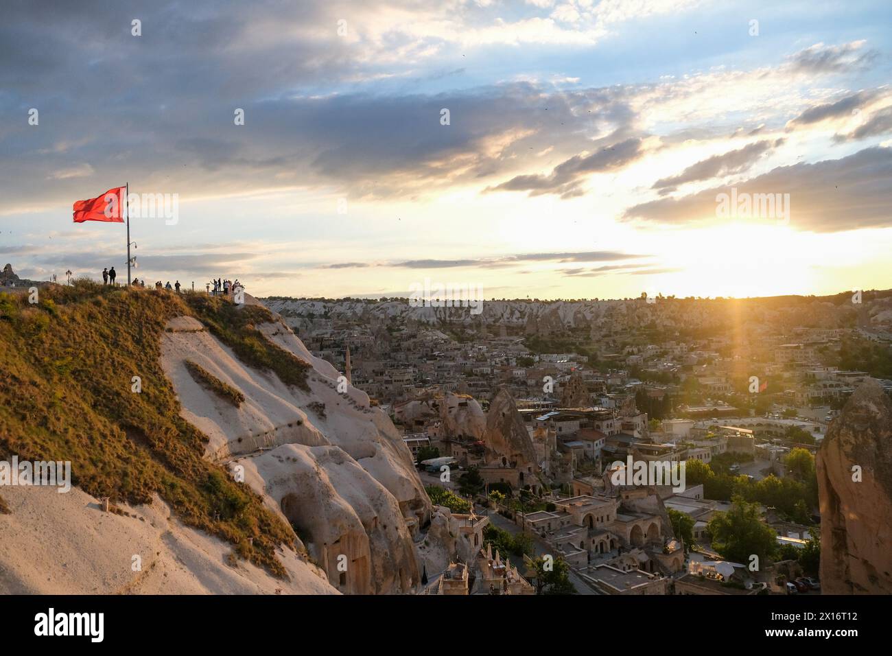 Die Leute beobachten Kappadokien und den Sonnenuntergang von der Panoramaterrasse. Sonnenuntergang und goldene Stunden in Kappadokien. Stockfoto