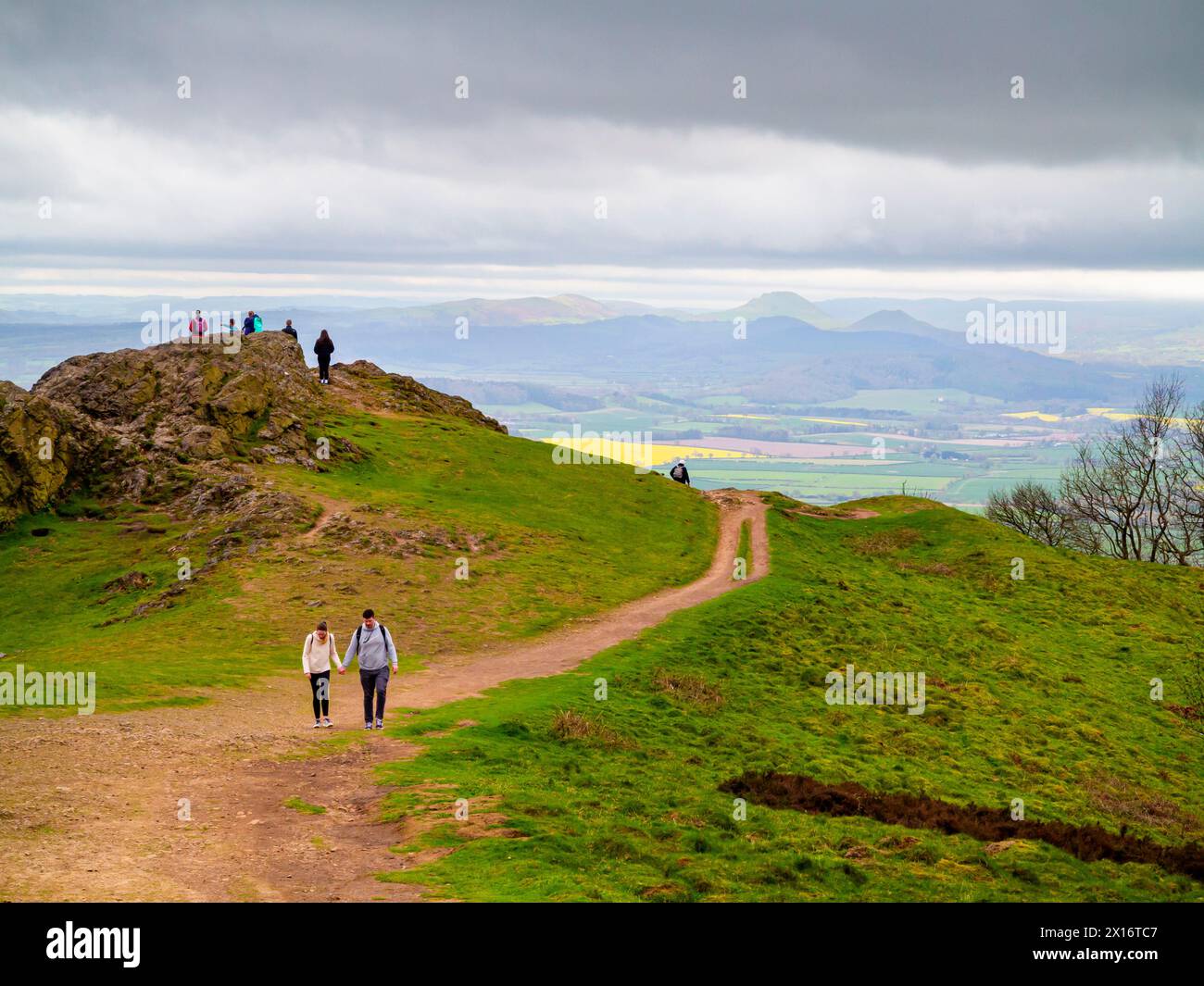 Spaziergänger im frühen Frühjahr in der Nähe des Gipfels des Wrekin, einem Hügel in der Gegend von Shropshire Hills of Outstanding Natural Beauty, Shropshire, England, Großbritannien. Stockfoto