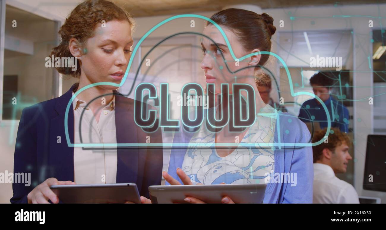 Bild von Cloud-Text und Verbindungen über verschiedene Geschäftsleute im Büro Stockfoto