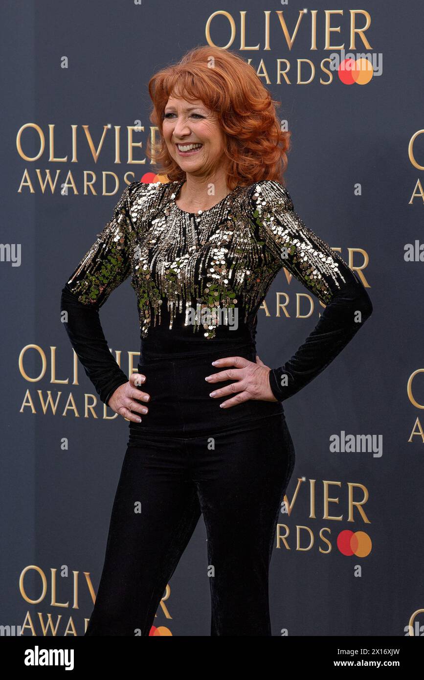 London, Großbritannien. April 2024. Bonnie Langford posiert für Fotografen auf dem grünen Teppich bei den Olivier Awards 2024 in der Royal Albert Hall Credit: David Betteridge/Alamy Live News Stockfoto