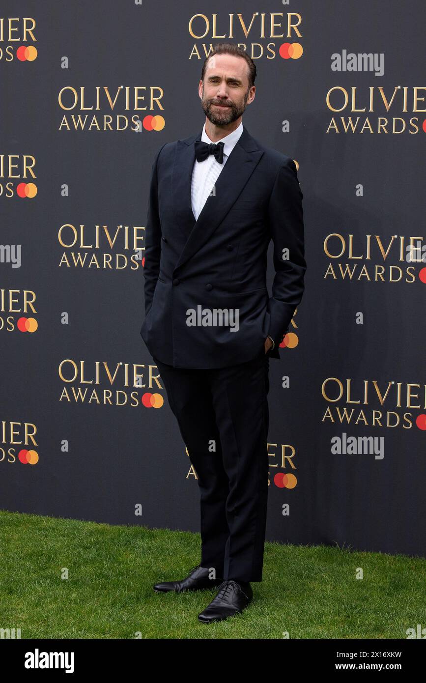 London, Großbritannien. April 2024. Joseph Finnes posiert für Fotografen auf dem grünen Teppich bei den Olivier Awards 2024 in der Royal Albert Hall Credit: David Betteridge/Alamy Live News Stockfoto