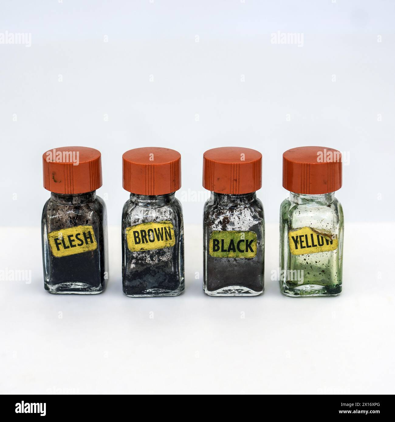 Reihe alter getrockneter Tintenflaschen für Retuschierung von Fotoabdrücken Stockfoto