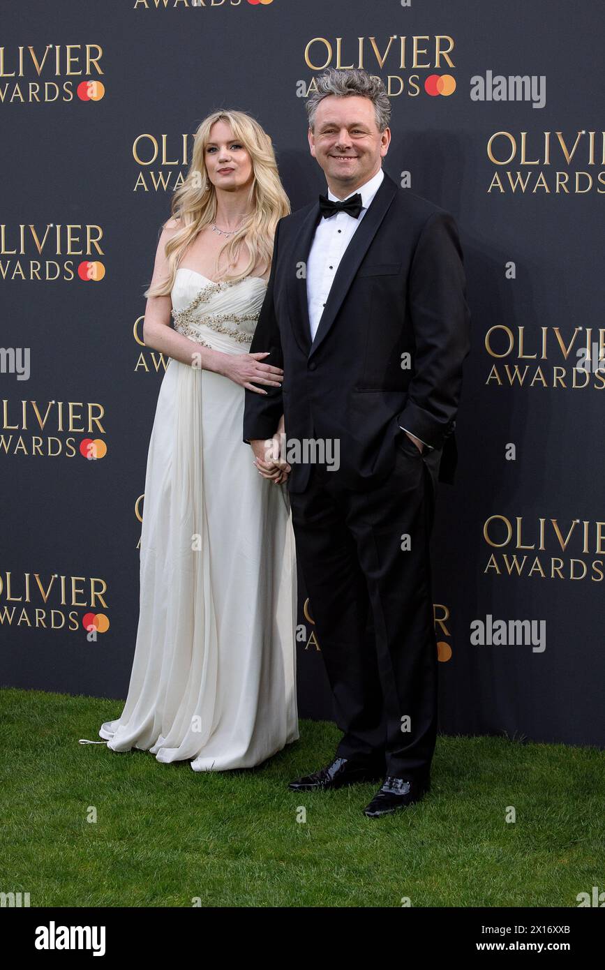 London, Großbritannien. April 2024. Schauspieler Micheal Sheen und Freundin Anna Lundburg posieren für Fotografen auf dem grünen Teppich bei den Olivier Awards 2024 in der Royal Albert Hall Credit: David Betteridge/Alamy Live News Stockfoto